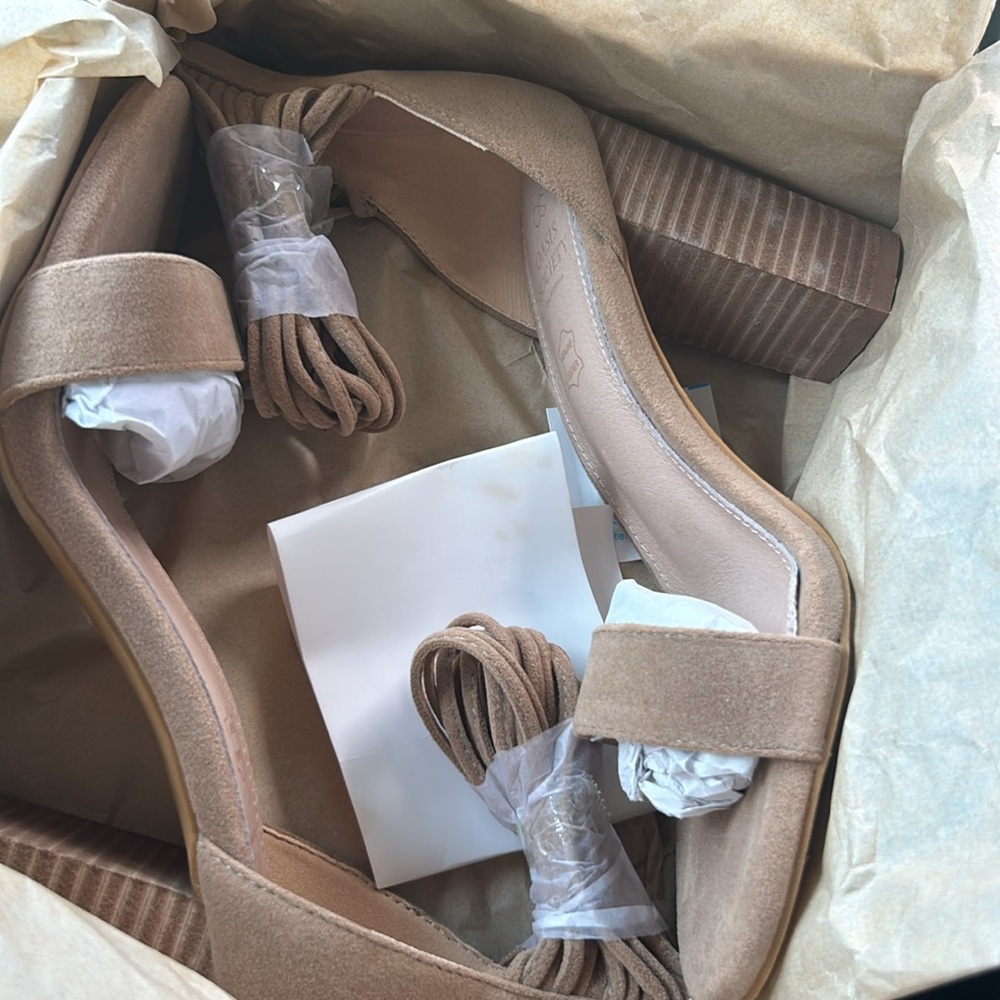 OASIS SOCIETY Blair - Thick Ankle Strap Block Heel